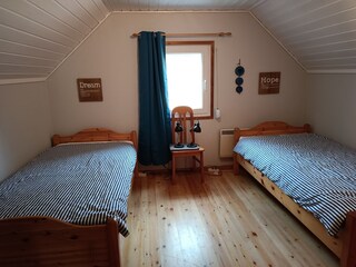 2. Schlafzimmer: mit 2 Einzelbetten im Obergeschoss