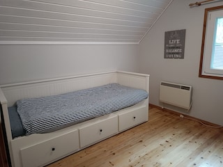 3. Schlafzimmer: ausziehbares Tagesbett im Obergeschoss