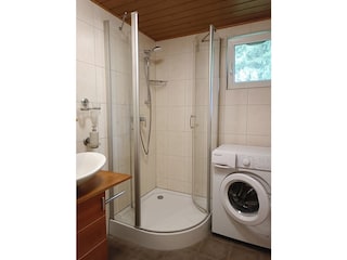 Badezimmer mit Waschmaschine