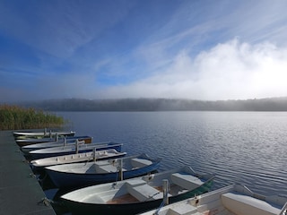 Glammsee mit Bootsanleger des Feriendorfes