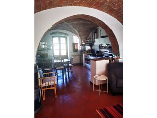 Blick vom Wohnraum in die offene Küche