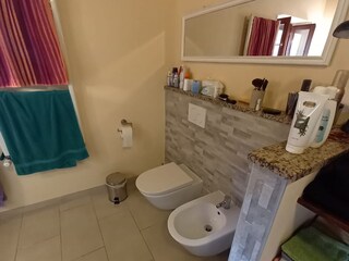 WC und Bidet im Badezimmer