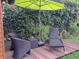 Kleine Terrasse im Garten