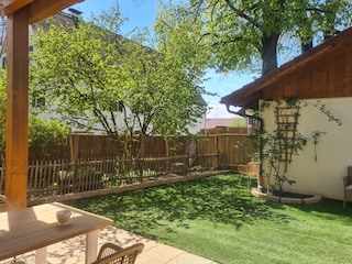 Blick von der Terrasse in den Garten