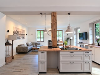 Kochen mit Blick in den Raum und in den Garten