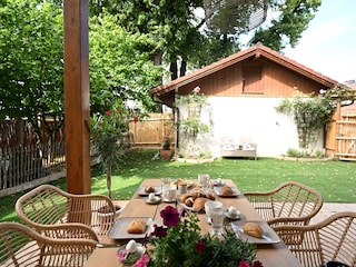 Frühstücken im Garten - überdachte Terrasse