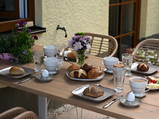 Die Sonne lacht, der Kaffee duftet, ein perfekter Start