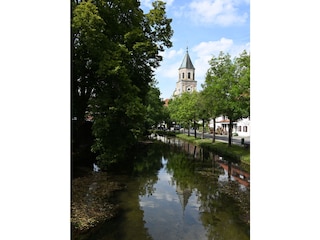 Ortskern von Polling: Tiefenbach und Kirche