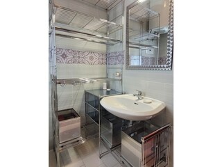 Bad mit Dusche und WC