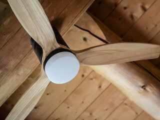 Ventilator zum Heizen und Kuehlen