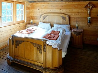 Schlafzimmer mit antikem Bett