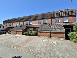 Hausansicht mit Pkw-Stellplatz