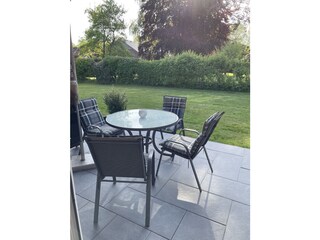 Tisch mit vier Stühlen