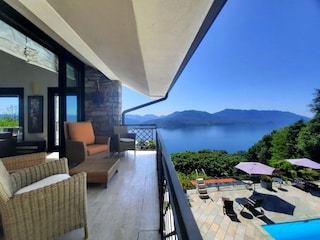 Balkon mit See- und Poolblick