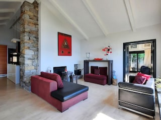 Wohnzimmer mit Kamin