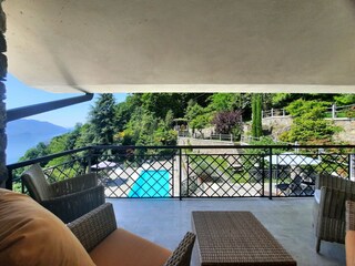 Balkon mit Blick auf See und Pool