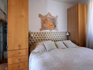 Schlafzimmer mit Doppelbett