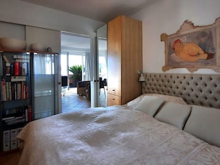Schlafzimmer mit Doppelbett