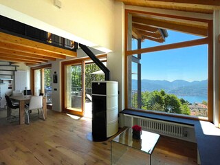 Wohnzimmer mit Kochecke und Balkon