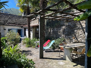 Garten mit Steintisch und Seeblick