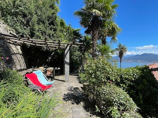 Garten mit Steintisch und Seeblick
