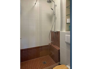 Badezimmer mit Dusche im ersten Stock