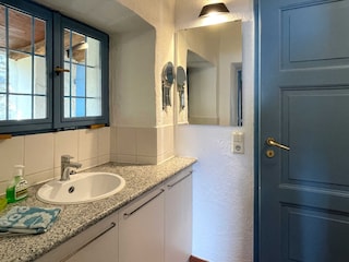 Badezimmer mit Dusche im ersten Stock