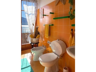 Badezimmer mit Badewanne