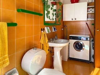 Badezimmer mit Waschmaschine