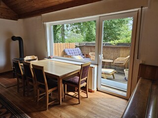 Wohnzimmer mit Zugang zu Terrasse und Garten