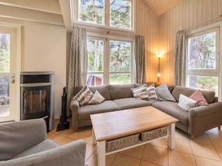 Gemütliches Wohnzimmer. Ein perfekter Ort zum Entspannen vor dem Kamin.