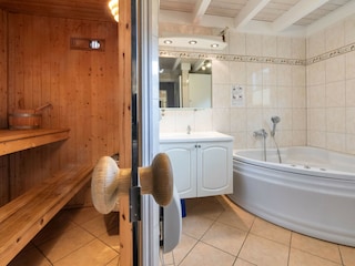 Wellness-Badezimmer mit Sauna, Whirlpool ..