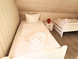 Weiteres Schlafzimmer mit Einzelbetten.