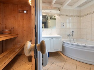 Wellness-Badezimmer mit Sauna, Whirlpool ..
