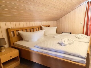Im Obergeschoss - Schlafzimmer mit Doppelbett