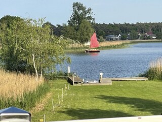 Blick auf Zeesboot von Terrasse