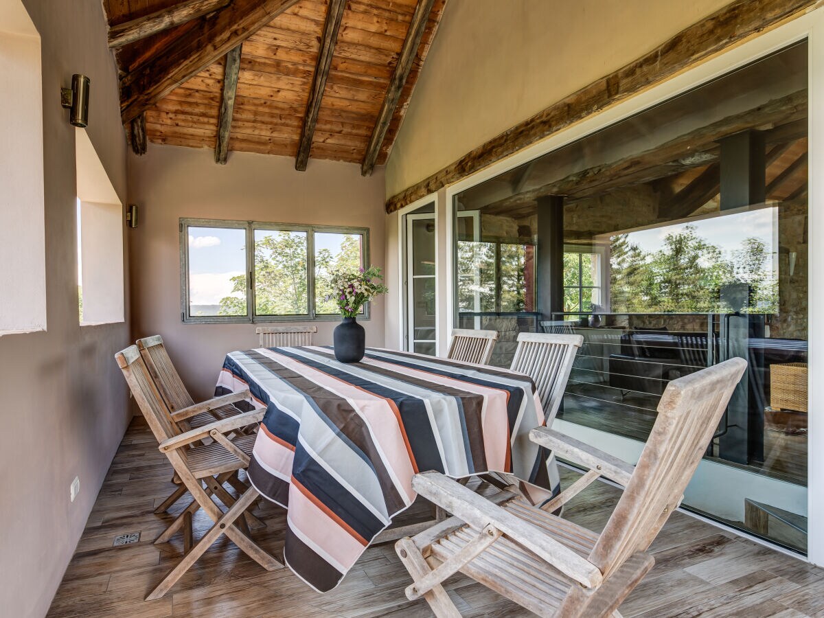 Gedeckte Terrasse mit Brotofen und Blick in die Alpen