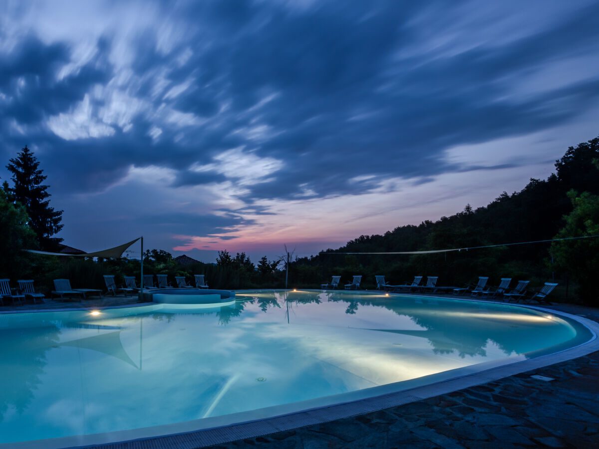 Abendstimmung am Pool mit sep. Kleinkinderbecken