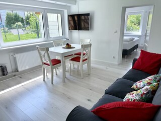 Wohnzimmer mit Blick zu Schlafzimmer