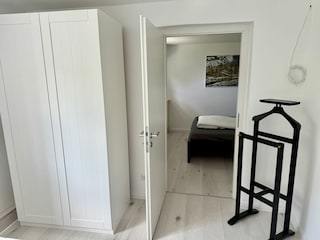 Schlafzimmer mit Blick zu Kinderschlafzimmer