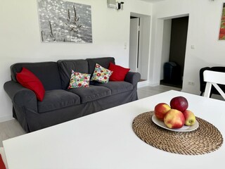 Wohnzimmer mit Blick zu Eingang und Küche