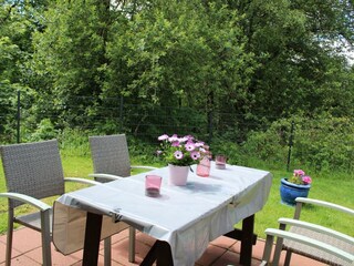 Terrasse + komplett eingezäunten Garten