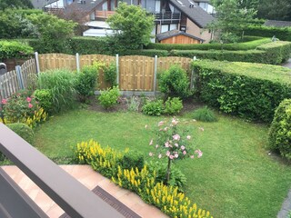Blick vom Balkon in den Garten