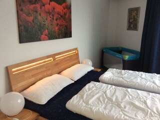 Elternschlafzimmer mit Babybettchen