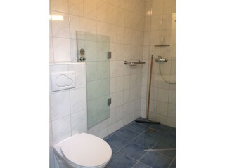 Bad mit begehbarer Dusche