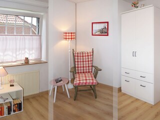 Schlafzimmer mit einem Einzelbett und Kleiderschrank