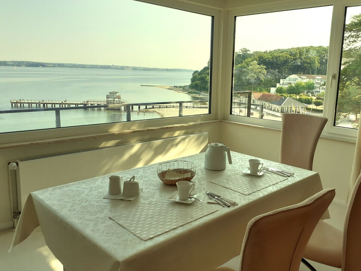 Frühstück mit Ausblick über die Strandbucht