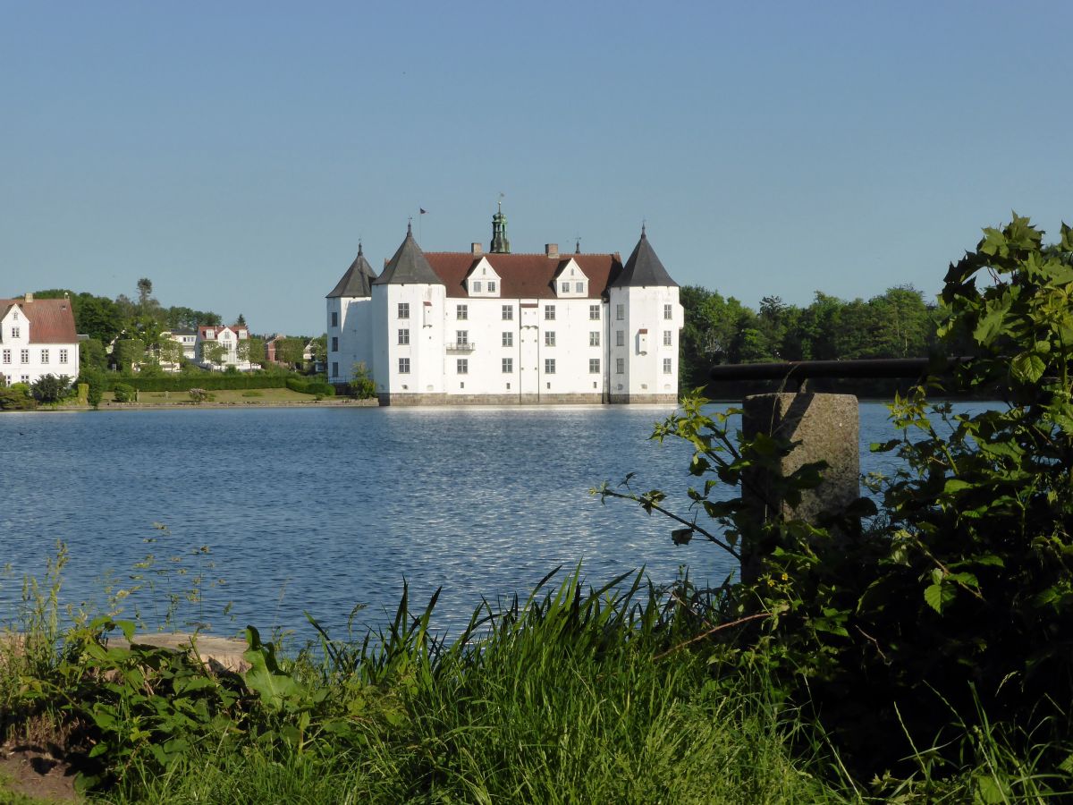 Das Glücksburger Wasserschloß (1km Entfernung)