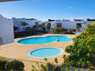 Blick von Terrasse zum Pool