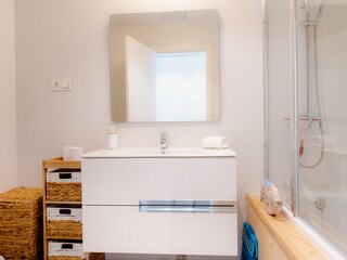 Badezimmer mit Badewanne und Dusche